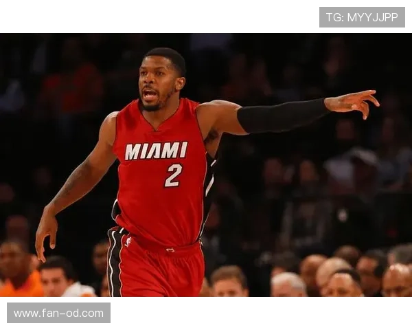 乔·约翰逊无球跑动制造错位，高效输出改变进攻节奏