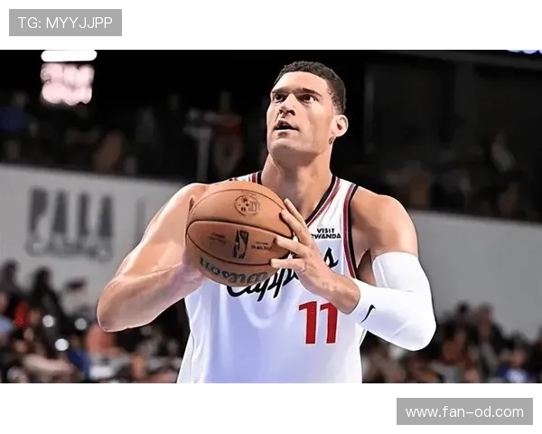 布鲁克·洛佩斯挡拆制造错位效率提升，拉开内线得分空间